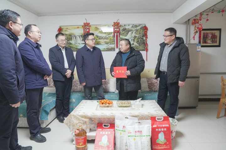 市国资委领导走访慰问米兰体育开户-米兰体育平台
困难党员、老干部家属